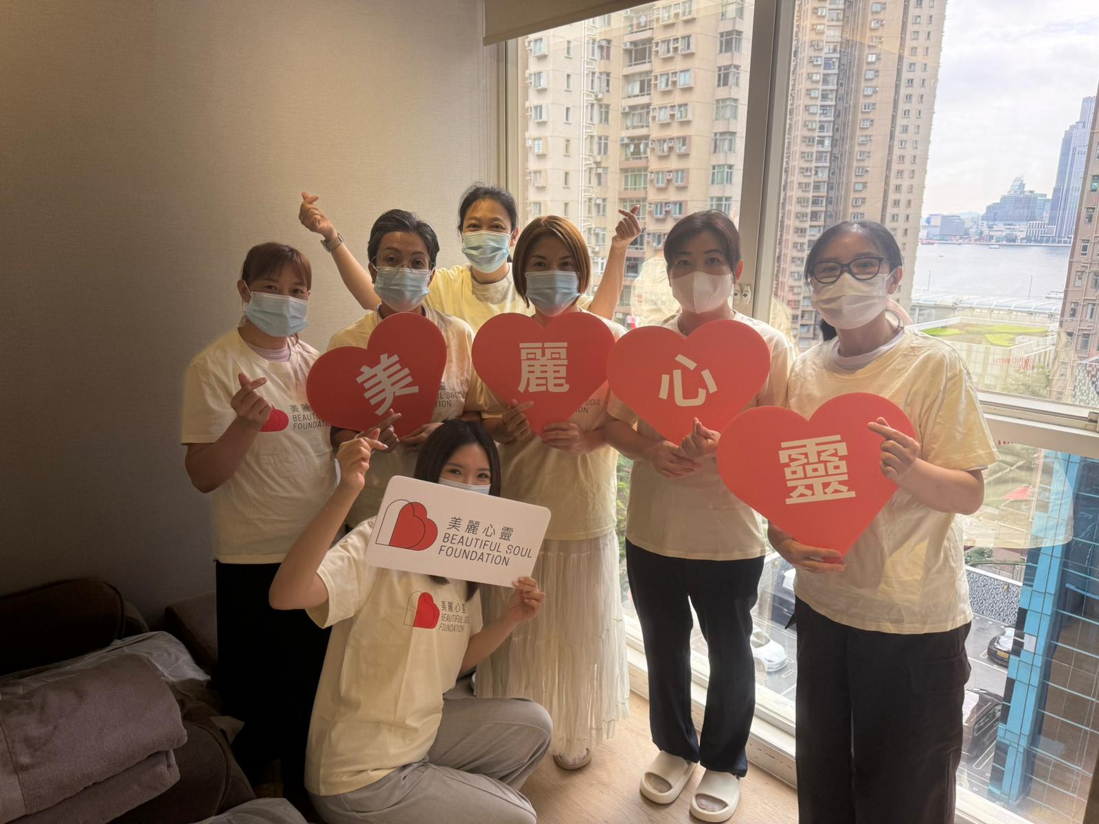 完成按摩師實習的婦女 照片 7